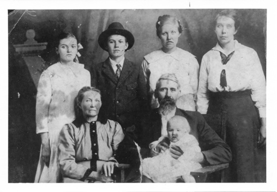 Jessie Della Koonce, Courtney Koonce, baby Grady Johnson; back row - Una Mae, Wiley, Little Caroline