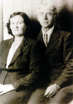 Susan Nanny Koonce Luman (29 Dec 1891 - 29 Oct 1952) and Leonard Melvin Luman. Married 28 Jul 1909 i